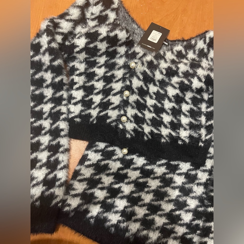 Black and White Houndstooth Sweater pearl buttons nnwt